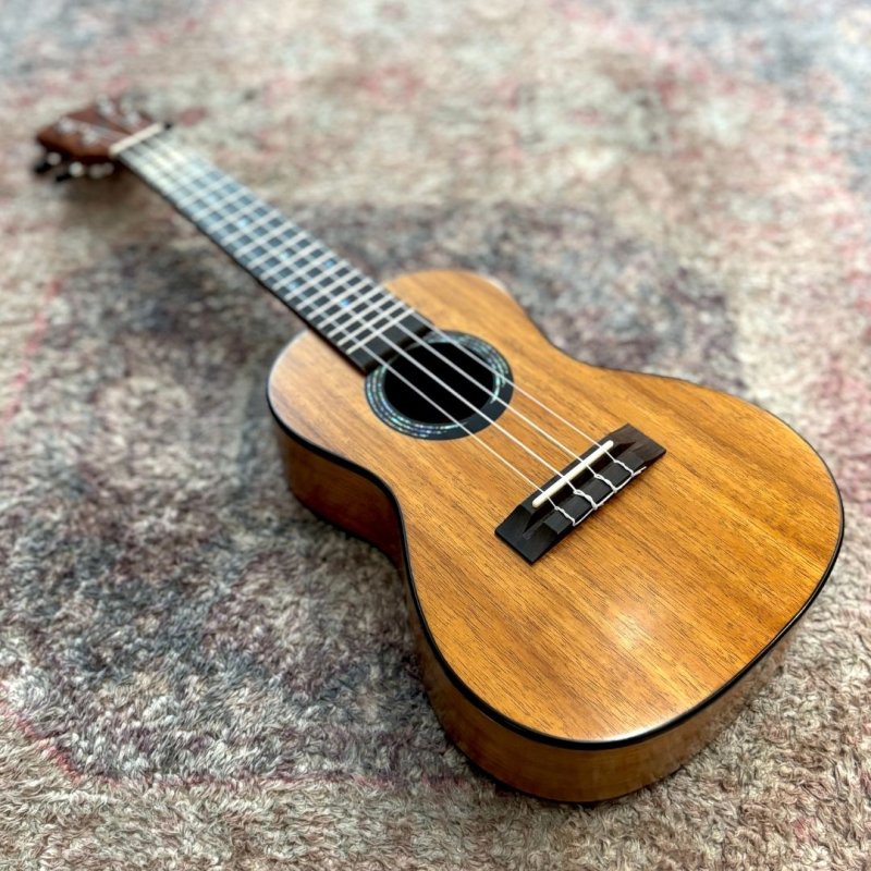 画像2:  【OUTLET】  KUMU ukulele / Tuxedo Concert (#23060558)   (2)