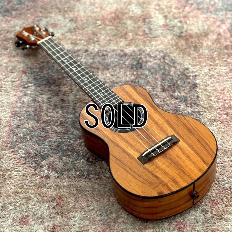 画像2:  【USED】  KUMU ukulele / Tuxedo Tenor w / Five-O by LRBaggs (#20060043)  【店頭展示品】 (2)